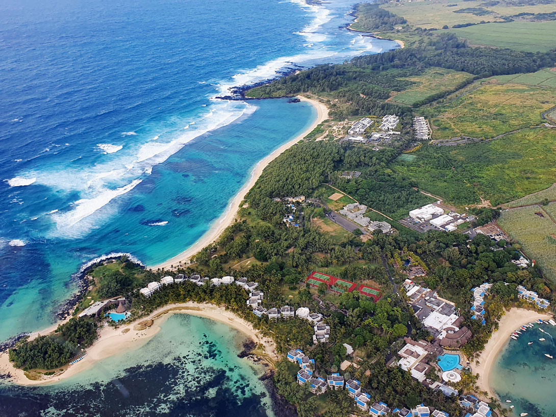 Das Shandrani Resort an der Blue Bay aus der Luft