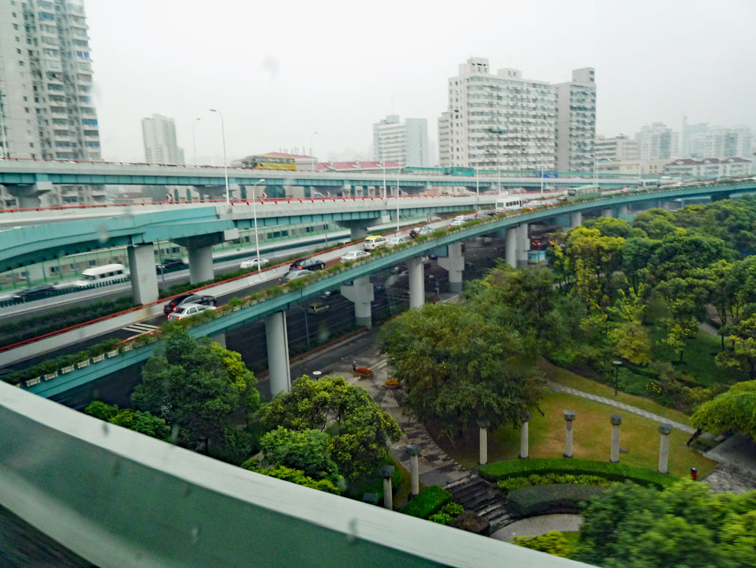 Shanghai - Durchgangsstraße in der Stadt