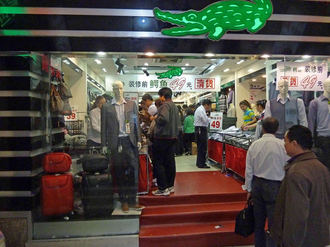 Lacoste Billigladen auf der Nanjing-Lu Road in Shanghai