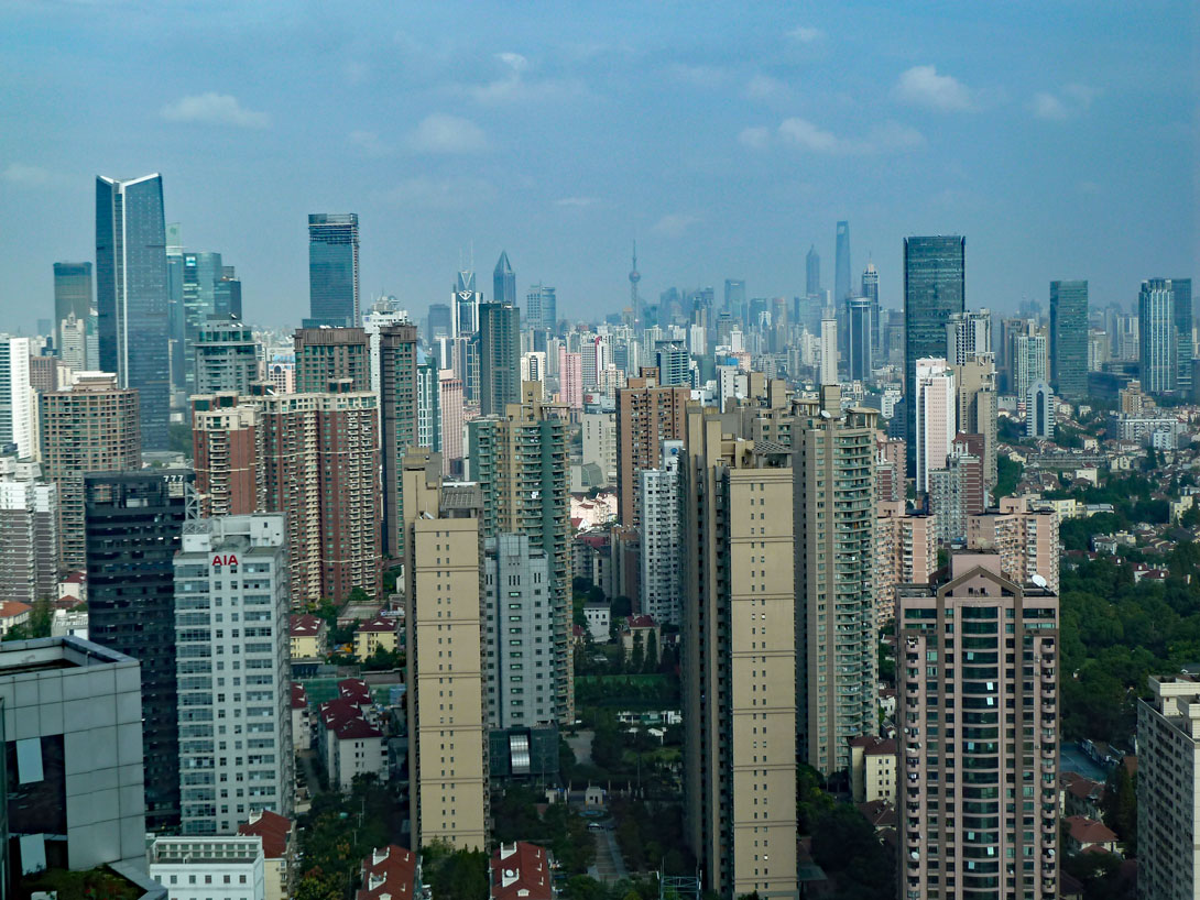 Blick vom 35. Stock des Longemont Hotels auf Shanghai