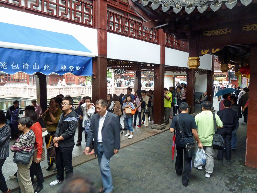 Warteschlange vor einem Teigtaschen-Restaurant