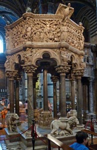 Achteckige Kanzel aus Marmor von Pisano