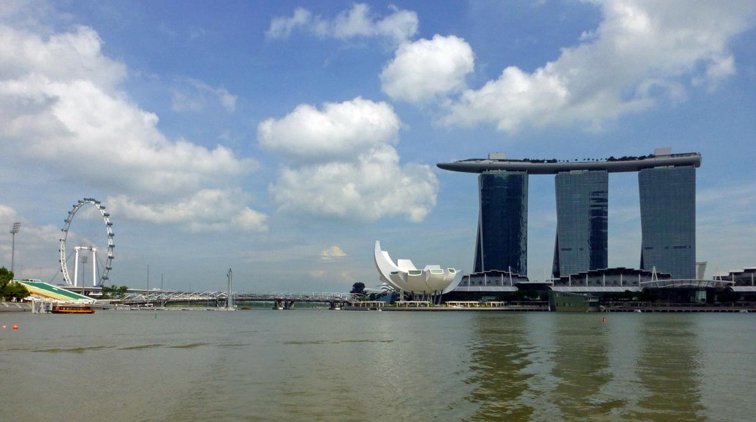 Singapore Flyer und Marina Bay Sands Hotel vom Wasser aus