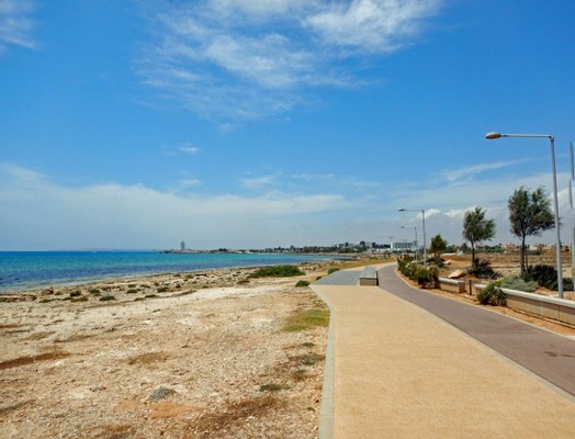 Promenadenweg mit Fahrradstreifen zum Nissi Beach