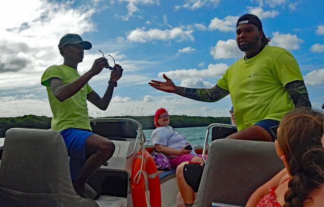 Der Kapitän und sein junger Helfer