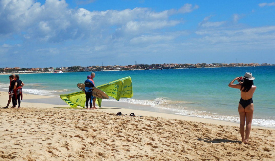 Strand mit Kitesurfern