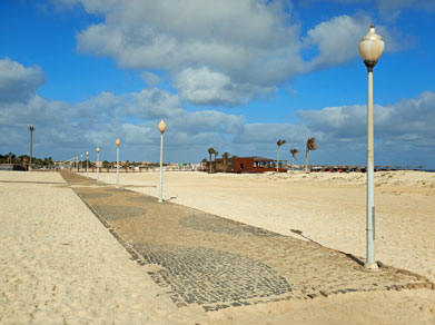 Strandpromenade vor dem Hilton