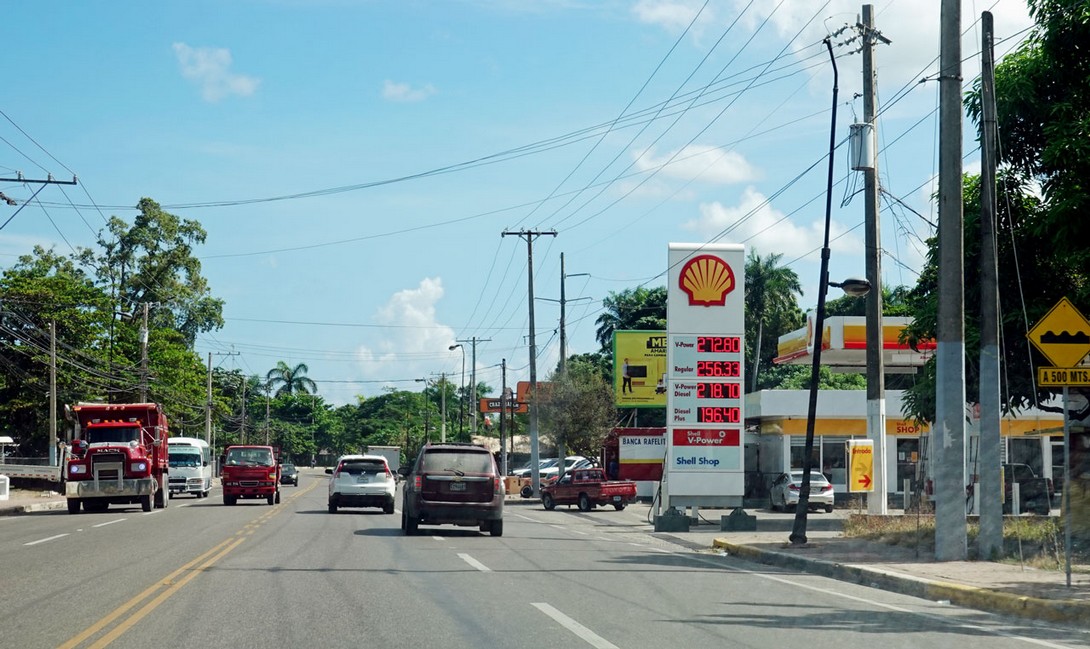 Straße mit Tankstelle in Puerto Plata