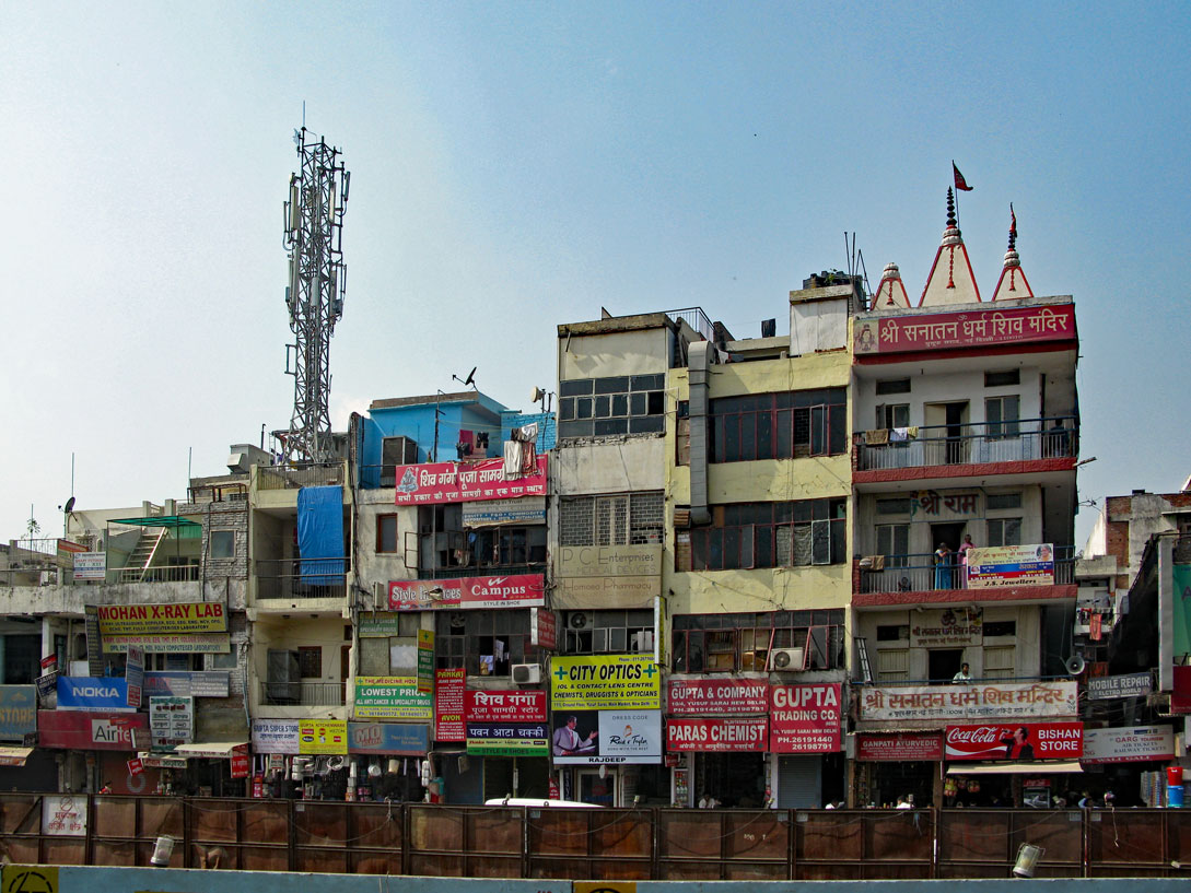 Straßenzeile hinter Spundwänden in Delhi