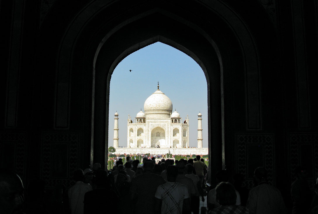 Blick durch das Eingangstor auf das Mausoleum