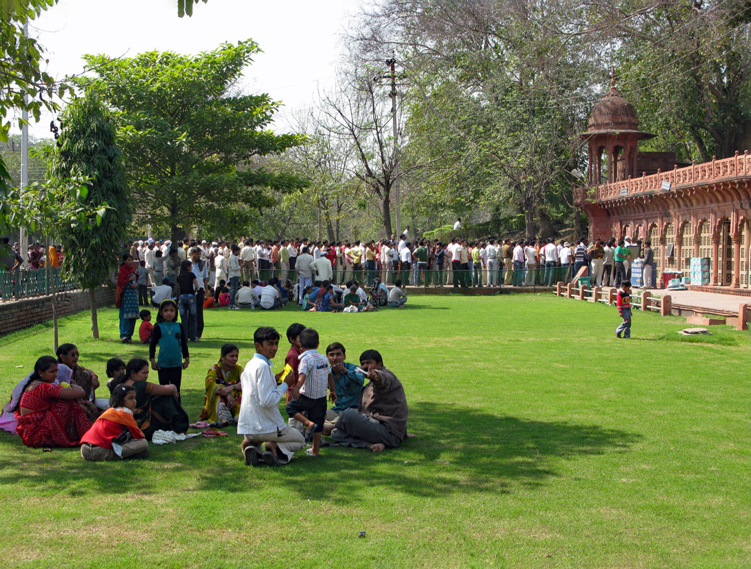 Warteschlange vor dem Taj Mahal
