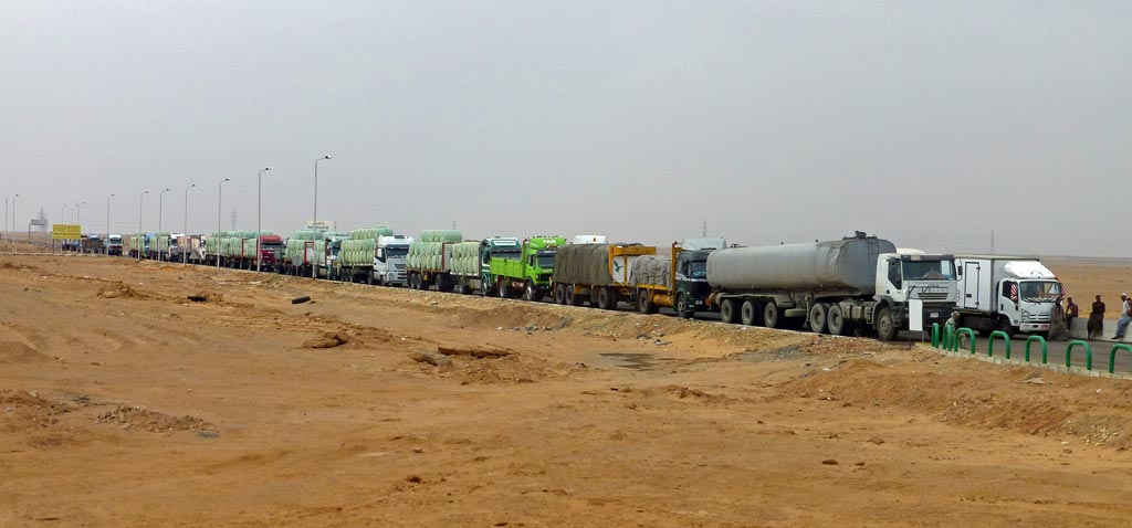 Vor der Tankstelle in der Wüste