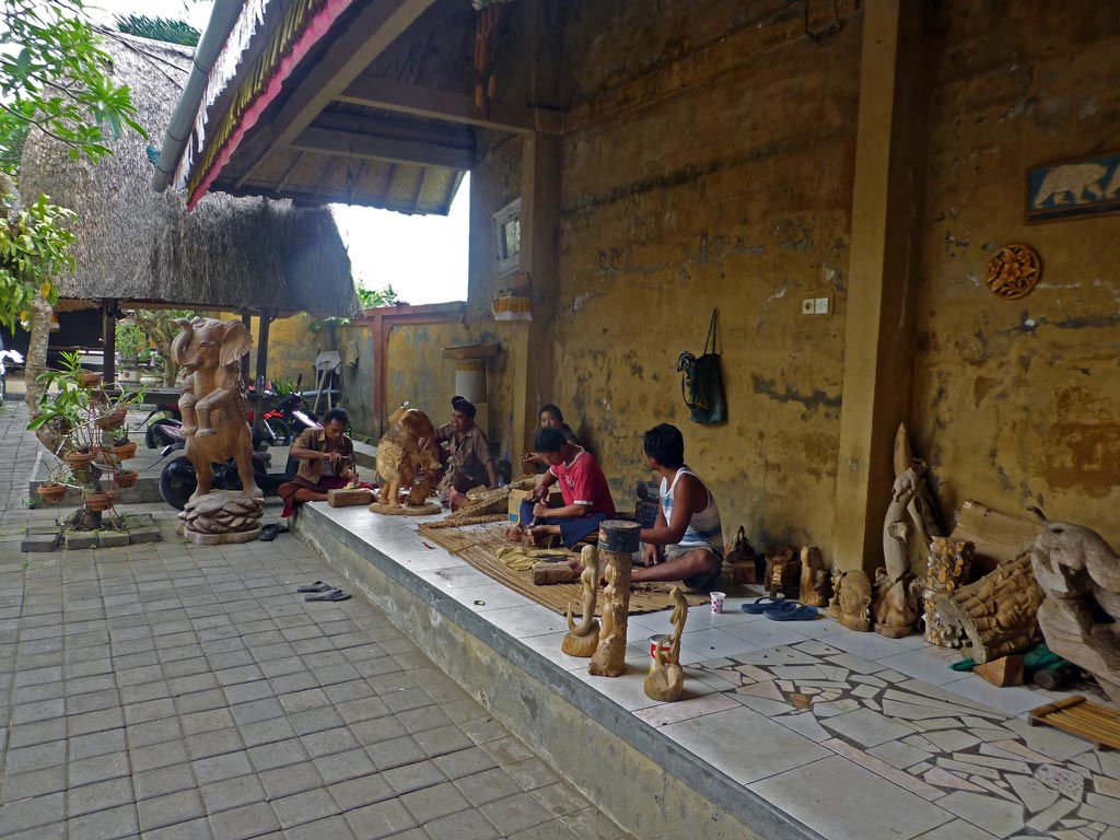 Holzschnitzer im Dorf Mas