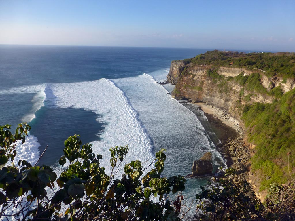 Blick von der Klippe zum Ulu Watu aufs Meer