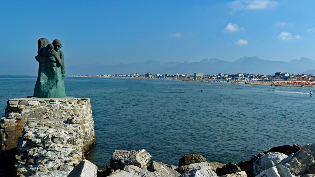 Blick von der Hafenmole auf den Strand und den Ort Viareggio