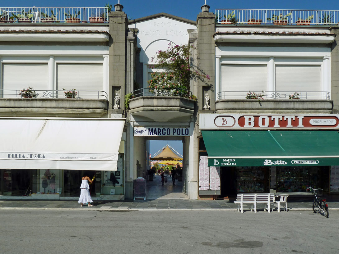 Der Durchgang zum Strand von der Strandpromenade aus