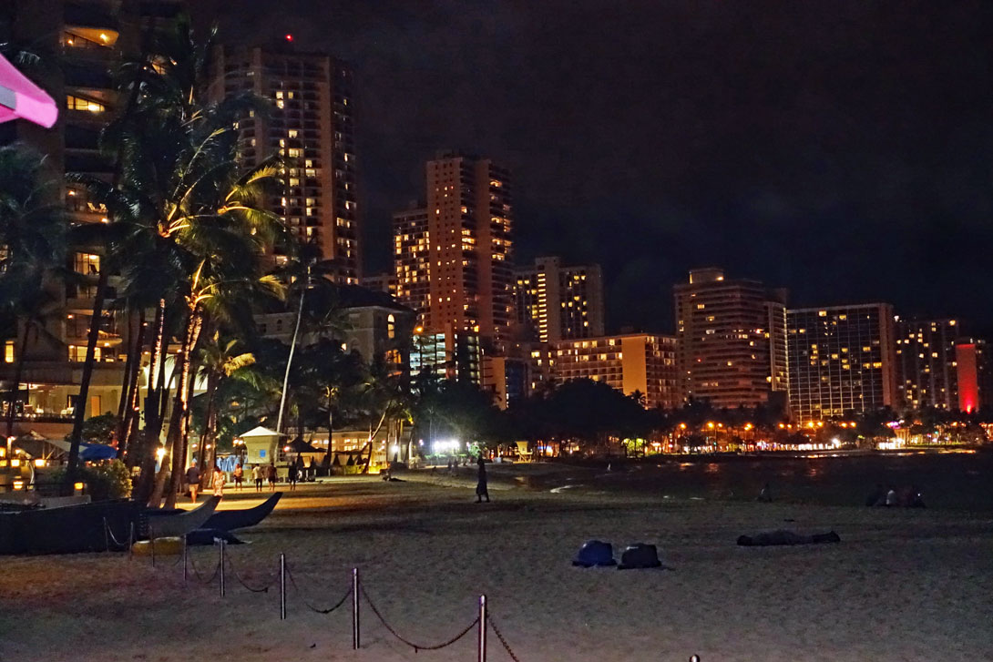 Blick auf den Strand von Waikiki bei Nacht Blick auf den Strand von Waikiki bei Nacht