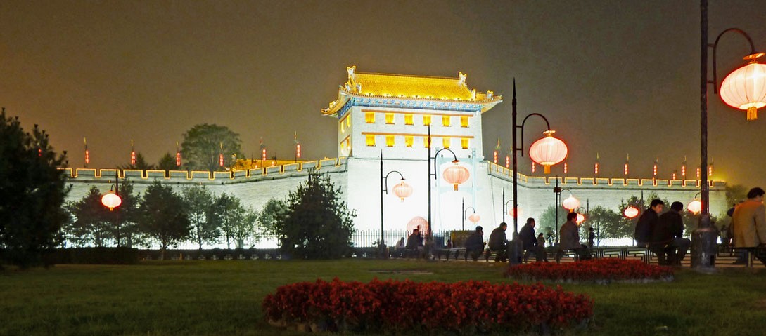 Beleuchtete Stadtmauer von Xi´an am Abend