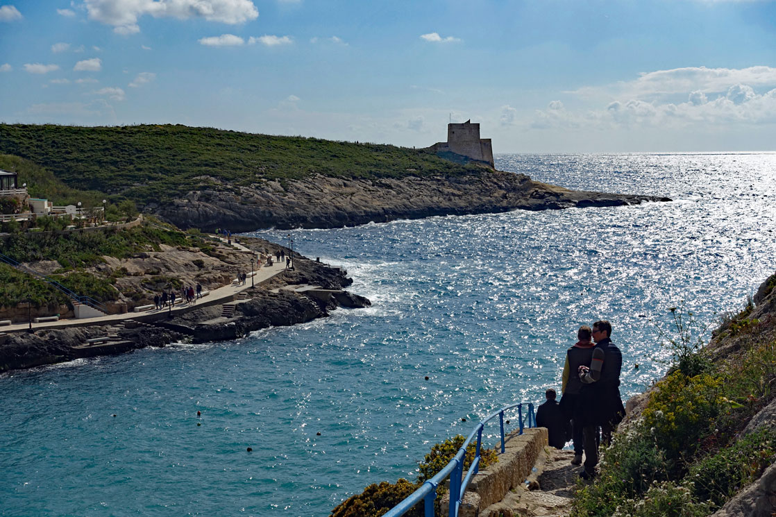 Die Bucht von Xlendi mit den beiden Wanderwegen