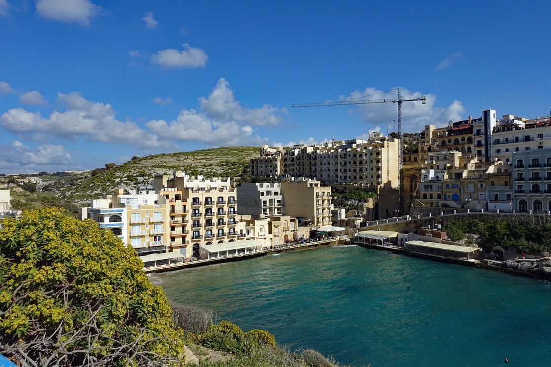 Hafen und Bucht von Xlendi