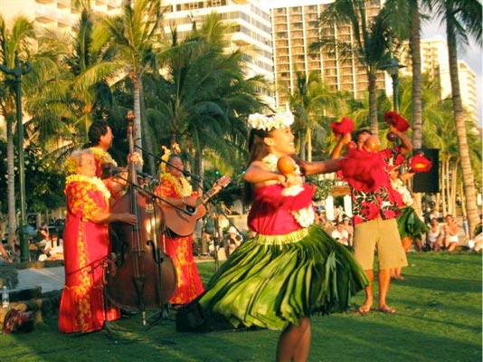 Hulashow jeden Abend am Waikiki Beach