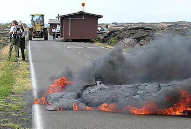 Glühende Lava überschwemmt die Straße